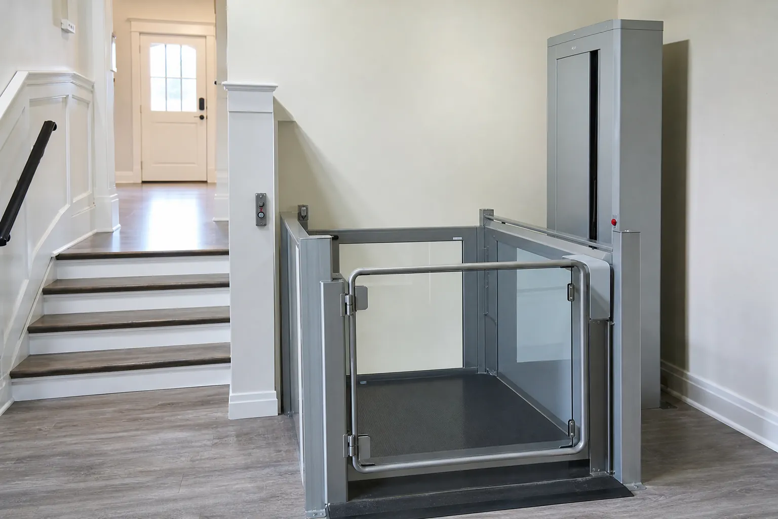 Plateforme élévatrice pour fauteuil roulant dans une entrée