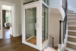Ascenseur privatif vitré dans une maison